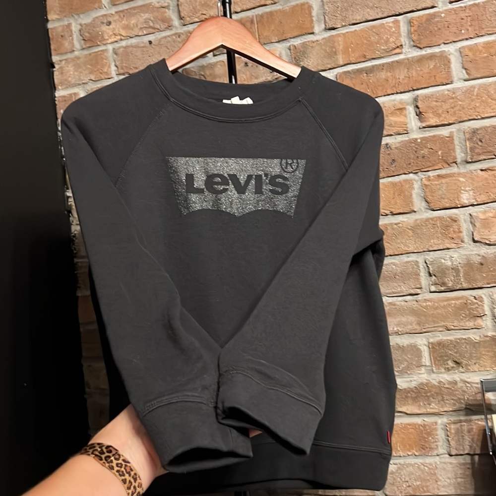 Women’s Levi's Everyday Crewneck in black with batwing logo.